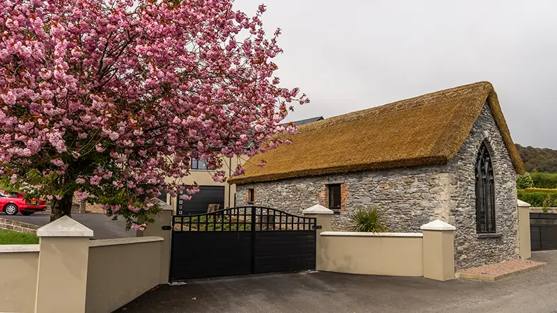 emerald guitars cottage, where irish concert are played